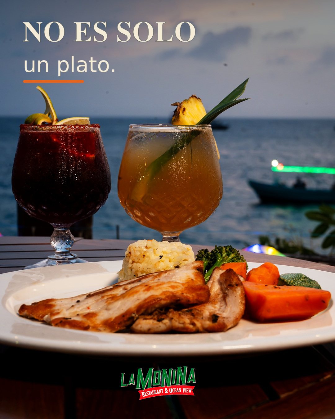 Platillo y cócteles frente al mar